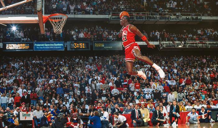 Michael Jordan salta slam dunk
